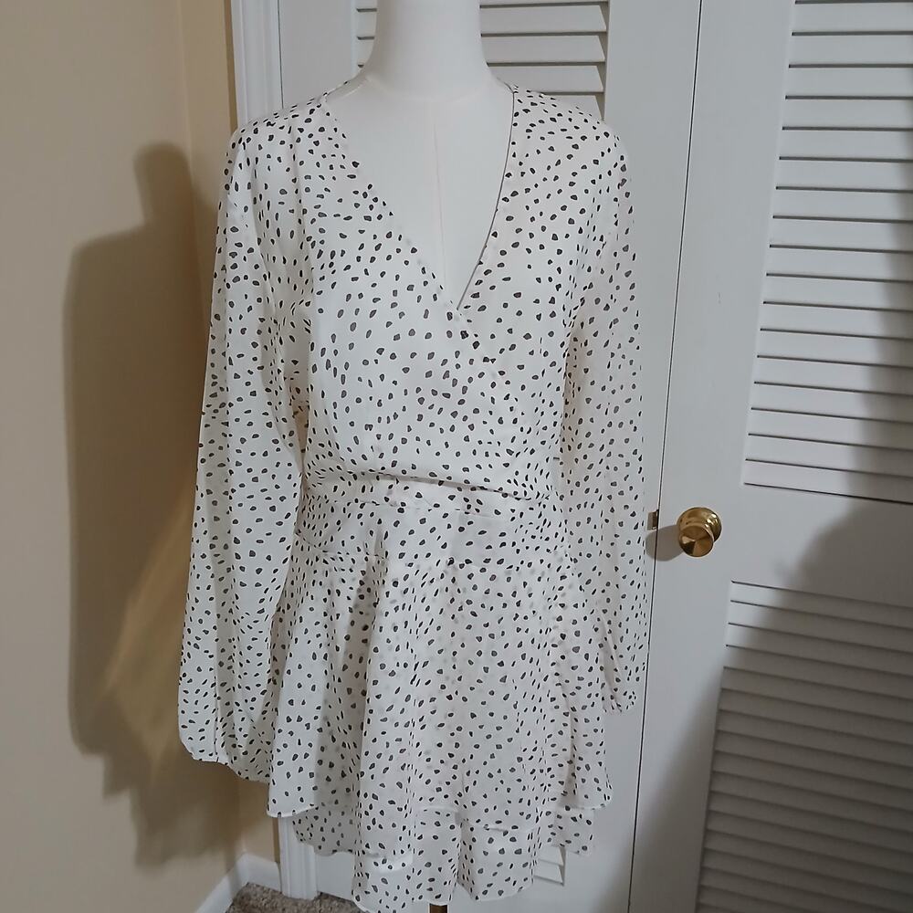 Fashion Collection XL NWOT Shorts Romper lined long-sleeved v-neck white w/black